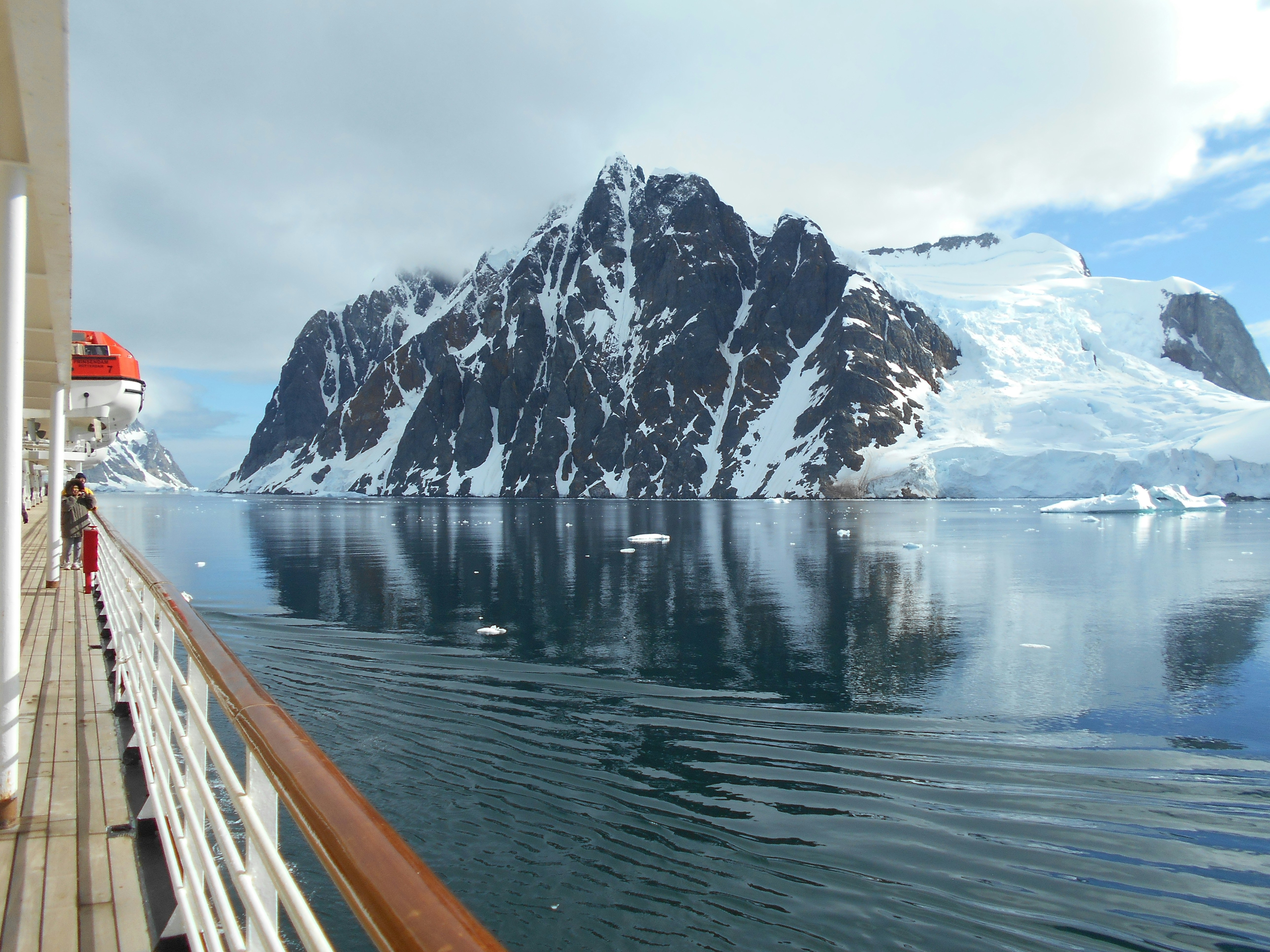 Antarctica iceberg landscape — how to choose the right ship