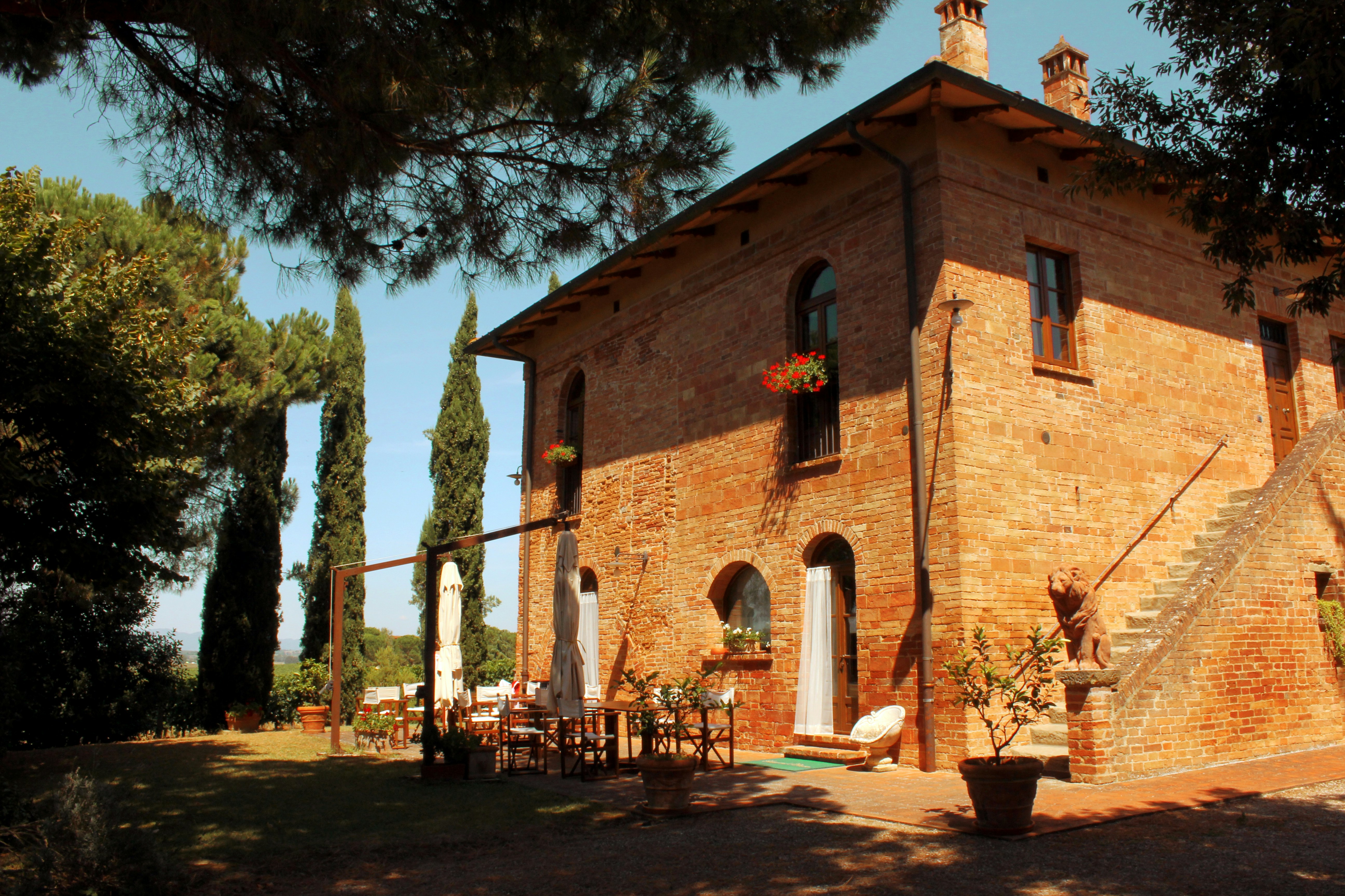 Italian countryside light — Tuscany with children